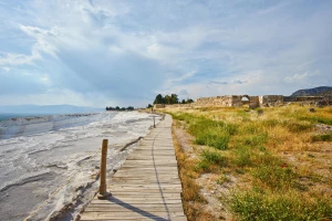 Nauka przez doświadczenie: jak zaplanować edukacyjną podróż tematyczną (historia, geologia, sztuka)